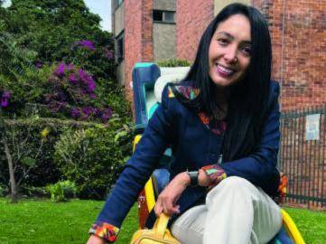 Leidy Cuestas junto a su producto, llamado GymSmile, en Bogotá. FOTO CORTESÍA NICOLÁS ZAMBRANO
