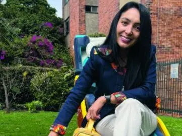 Leidy Cuestas junto a su producto, llamado GymSmile, en Bogotá. FOTO CORTESÍA NICOLÁS ZAMBRANO