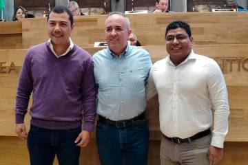Juan Carlos Palacios, presidente (centro); Luis Gabriel Gómez, vicepresidente primero (izq.); Luis Peláez Jaramillo, vicepresidente segundo (der.). FOTO: Cortesía Asamblea de Antioquia.