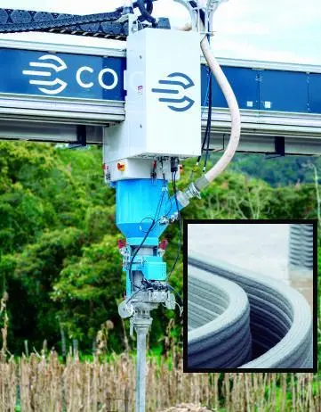 Adelante, los surcos de material que va dejando la casa y sobre los que se cimenta la obra. Atrás, la impresora 3D especializada para la construcción de casas.