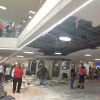Entre siete a diez personas resultaron lesionadas después de que las cubiertas del techo de Unicentro colapsaran. Foto: captura de video