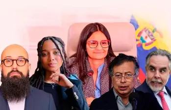 Angie Rodríguez junto al presidente Petro en la Plaza de Bolívar de Bogotá el 1 de mayo de 2025 con la bandera de Guerra a Muerte. FOTO Presidencia