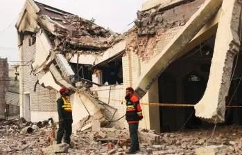 Rescatistas examinando un edificio destruido por un ataque indio con misil, en Muridke, un poblado cerca de Lahore, Pakistán. FOTO: Agencia Xinhua