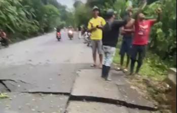 El explosivo ocasionó daños que obligaron a cerrar el paso entre Medellín y el litoral Caribe. FOTO: Captura de video Gobernación de Antioquia