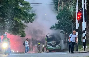 El incendio ocasionó un susto entre los transeúntes del sector de El Poblado donde ocurrió. FOTO: CORTESÍA