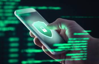 El SIM swap permite a delincuentes tomar control de una línea celular para interceptar SMS con códigos de verificación y desviar transferencias en sistemas de pago en tiempo real, como Bre-B. FOTO: Getty