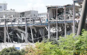 Socorristas trabajan entre los escombros en Kumamoto tras el terremoto que dejó al menos 34 muertos, mientras el calor extremo y las réplicas dificultan las labores de rescate en el suroeste de Japón. FOTO: AFP.