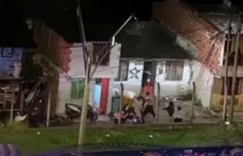 En la riña emplearon palos, machetes y cuanto objeto había alrededor para hacerse daño. FOTO: IMAGEN TOMADA DE VIDEO