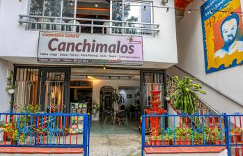 En el primer piso de Canchimalos hay un café en el que los visitantes esperan el inicio de las funciones o la salida de los niños de sus clases formativas. Es un lugar de tertulia para la gente de la zona. FOTO manuel saldarriaga