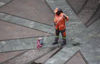 Operaria de aseo de Emvarias barriendo en el centro de Medellín. FOTO: Manuel Saldarriaga Quintero