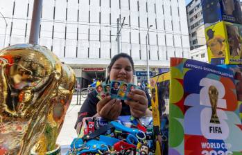 El Pasaje La Bastilla vuelve a llenarse de coleccionistas, vendedores y familias que buscan completar el álbum Panini del Mundial.. FOTO Julio Herrera