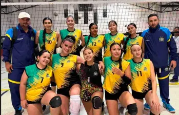 Emiliana #3 en su camiseta, junto a su equipo de voleibol de Amagá, región con la que disputa el torneo departamental del Suroeste. FOTO CORTESÍA EMILIANA CASTRILLÓN 