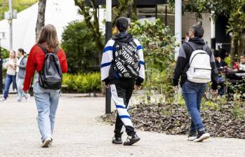 Los beneficiarios de Renta Joven recibirán la quinta transferencia monetaria entre el 21 y el 28 de octubre de 2026, mediante abono a cuenta bancaria o giro en puntos autorizados. FOTO EL COLOMBIANO