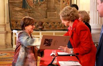 El momento en que la colombiana recibió el premio de mano de la Reina Sofía. Foto: Cortesía Casa Real Española.