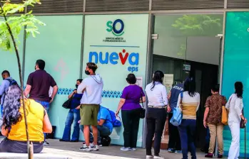 Usuarios en Medellín aseguran que, cuando anuncian que hay medicamentos, las filas son de cuadras. Sin embargo, varios llevan meses esperando. FOTO julio herrera