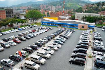 Automax ofrece más de 100 referencias de carros, divididos en gama baja, media y alta, igualmente, ofrece carros eléctricos.