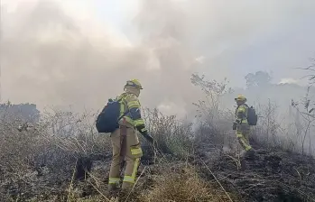 El incendio en Itagüí afectó, aproximadamente, 1,5 hectáreas. Las condiciones del terreno y los fuertes vientos dificultaron las labores. Foto: Cortesía.
