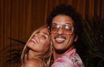 Esta es una de las fotografías que Karol G compartió recientemente en Instagram junto a Bruno Mars. FOTO: Tomada de @karolg en Instagram.