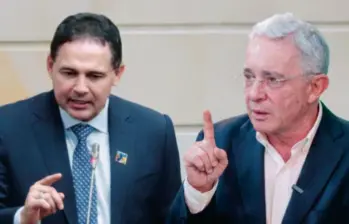 Honorio Henríquez (izq.) será el nuevo presidente del Senado. Su candidatura fue respaldada por el expresidente Álvaro Uribe, pese a que no era el favorito del gobierno entrante. Foto: Colprensa y Juan Antonno Sánchez