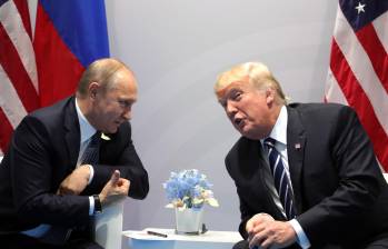 A pesar de amenazar con aranceles del 100 %, Donald Trump afirmó mantener relaciones diplomáticas con Vladimir Putin. Foto: Getty Images