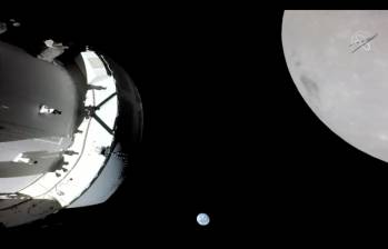 Esta es la primera foto de la cápsula Orión junto a la Luna, de lejos se ve la Tierra. FOTO: Nasa