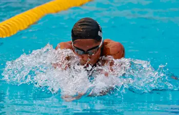 Stefanía Gómez Hurtado, a sus 21 años, es una de las grandes realidades de la natación de Colombia. Ya estuvo en París y ahora le apunta a Los Ángeles, Estados Unidos, en 2028. FOTO manuel saldarriaga 