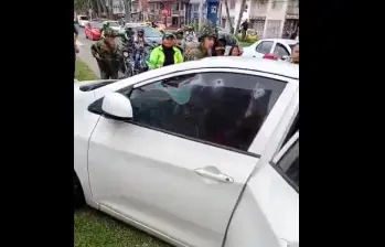 En este automóvil se transportaba el coronel Rafael Granados, cuando fue atacado por los sicarios, en Popayán. IMAGEN TOMADA DE VIDEO.