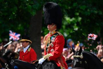 El príncipe William con el traje rojo y el sombreros con piel de oso en el desfile “Trooping the Colour” de los regimientos británicos. FOTO EFE