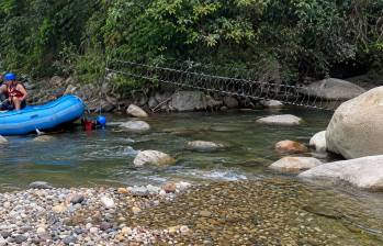 El alambre de púas lo instalaron de un lado al otro del río, generando una situación de riesgo para los turistas practicantes de rafting. Foto: captura de video y mejorada con IA. 