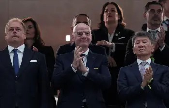 El presidente Gianni Infantino (centro) ha recorrido casi 32.000 kilómetros en los primeros días del Mundial. Foto: Xinhua