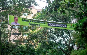 ¡Candidatos de Medellín! Se les olvidó recoger esta propaganda de las calles
