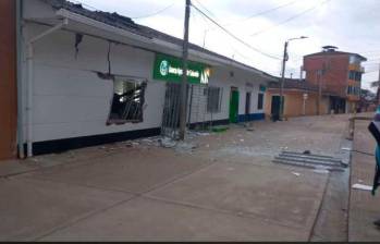 Así quedó la sede del Banco Agrario en Jambaló tras la incursión de las disidencias a la zona urbana del municipio. FOTO: Tomada de X (antes Twitter) @BancoAgrario