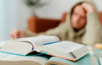 Profesiones como teología, servicios sociales y antropología apenas alcanzan los 42.000 dólares al año ($168 millones COP). FOTO: GETTY