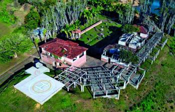 La finca La Manuela, rodeada por el embalse de Guatapé, y uno de los principales atractivos turísticos de El Peñol, tiene 7.826 metros cuadrados y la subastaron en $7.700 millones. FOTO Camilo Suárez