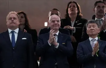 El presidente Gianni Infantino (centro) ha recorrido casi 32.000 kilómetros en los primeros días del Mundial. Foto: Xinhua
