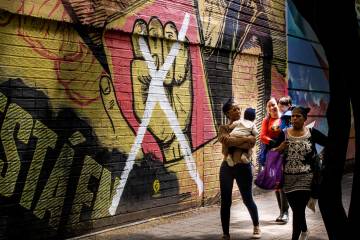 Hace unas semanas empezaron a aparecer tachanones en reconocidos lugares de grafitis de la ciudad. El supuesto autor se graba y sube imágenes a redes sociales mientras se abre la polémica sobre la validez de sus acciones. Fotos: Jaime Pérez.