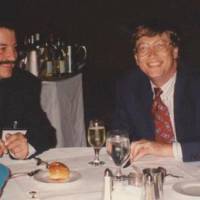 Mauricio Arias Toro fue director de Informática Corporativa de EPM. Aquí en reunión con Bill Gates en Miami en 1996. Foto: Cortesía.