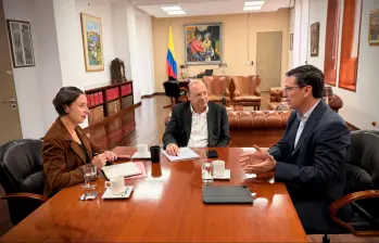 Recientemente, el gerente de la Federación de Cafeteros, Germán Bahamón (der.) se reunió con los ministros de Hacienda, Germán Ávila (centro) y de Agricultura, Martha Carvajalino. FOTO tomada de X