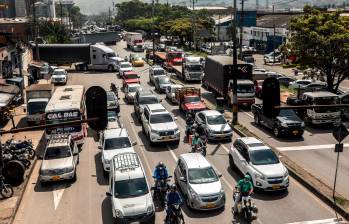 Las obras del intercambio de Fábricas Unidas es el principal argumento de la Alcaldía de Itagüí para mantener el pico y placa sobre la autopista Sur, en una vía donde hay dos cámaras de fotodetección. FOTO: Camilo Suárez