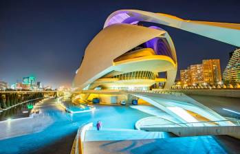 La ciudad de las Artes y las Ciencias es un complejo vanguardista del arquitecto, cuyos edificios dedicados al ocio científico y cultural se han convertido en el mayor centro de atención de Valencia. FOTO: GETTY