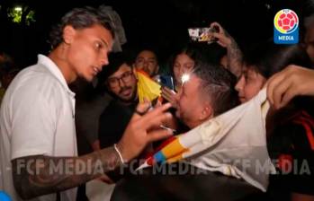 Richard Ríos firmando autógrafos y compartiendo con los hinchas colombianos en Brasil. FOTO: Cortesía Federación Colombiana de Fútbol