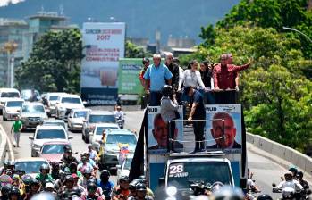 Machado usó este sábado dicho camión para una concentración de miles de sus seguidores en Caracas. Foto: AFP