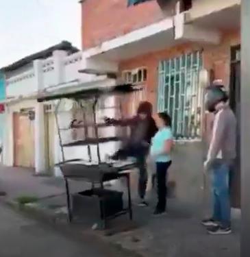 Momento de la agresión a la vendedora de arepas. FOTO: CAPTURA DE VIDEO