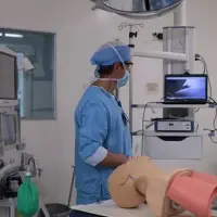 Videolaringoscopio con cuerpo central anatómico y valva angulada para alineación variada traqueal, desarrollado por las universidades EAFIT, CES y el Hospital Pablo Tobón Uribe. FOTO: CORTESÍA