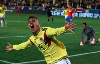 En 2018, cuando debutó con la Selección Colombia, Juan Camilo Hernández celebró el que es el gol más rápido que ha anotado un debutante con la camiseta tricolor, 32 segundos. FOTO FCF