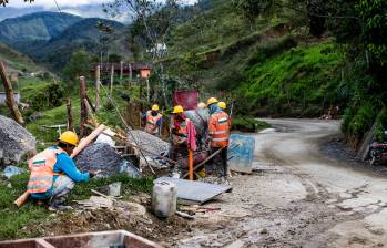 Con la ejecución de estas obras, la Gobernación busca aumentar el porcentaje de vías pavimentadas del 45% al 65% de los 5.000 kilómetros que están a cargo del departamento. FOTO EL COLOMBIANO