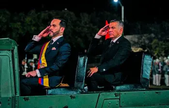 El presidente De la Espriella junto al ministro de Defensa, Jorge Eduardo Mora, en un vehículo militar en el Cantón Nápoles, sur de Cali. FOTO: FUERZAS MILITARES DE COLOMBIA