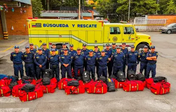 Integrantes del Cuerpo Oficial de Bomberos Medellín participan en las labores de búsqueda y recuperación de víctimas en La Guaira, tras el devastador terremoto en Venezuela. FOTO: CORTESÍA ALCALDÍA DE MEDELLÍN
