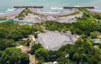 Esta es una vista aérea del volcán de lodo de Árboletes, ubicado al lado de la playa y considerado como uno de los principales atractivos turísticos de la zona del Urabá. FOTO CAMILO SUÁREZ 