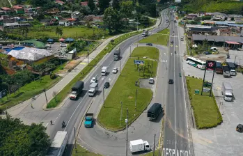 Desde el primero de agosto de este año, es decir en dos meses y una semana, el Invías recibiría las vías concesionadas a Devimed, siendo la principal la autopista Medellín-Bogotá. FOTO Manuel Saldarriaga